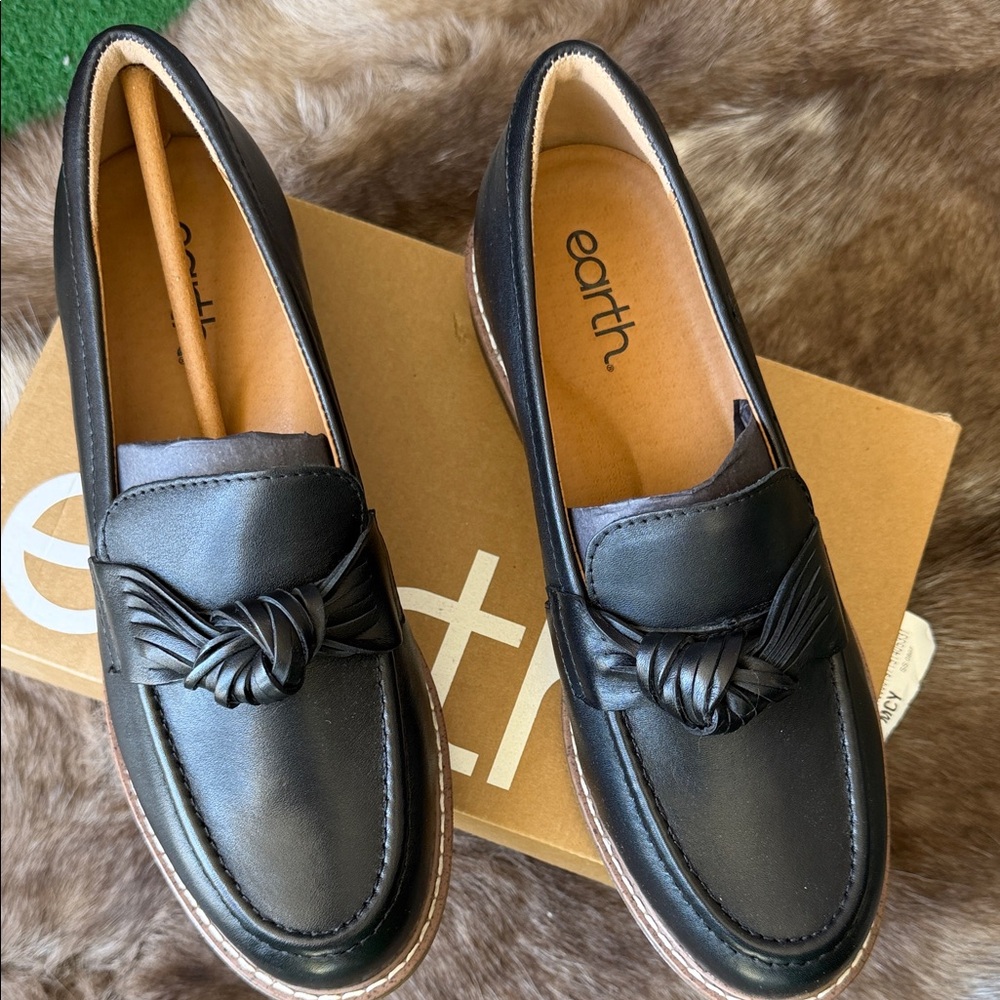 Earth womens Black Leather Loafers with Knot Detail